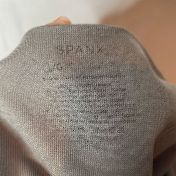 Spanx Look At me Now Camo Grey Seamless Cropped Leggings. Size Lg. - Picture 9 of 10